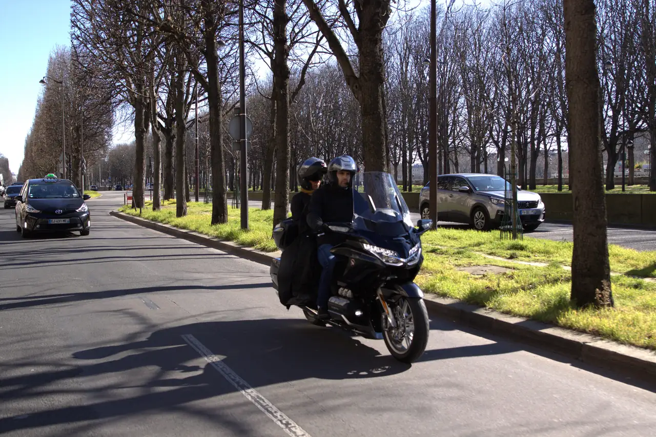 Taxi moto ACTIFcab avec passager sur une avenue de Paris