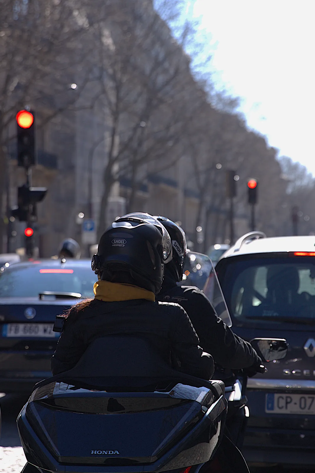 Chauffeur taxi moto ACTIFcab progressant entre les files de voitures dans Paris